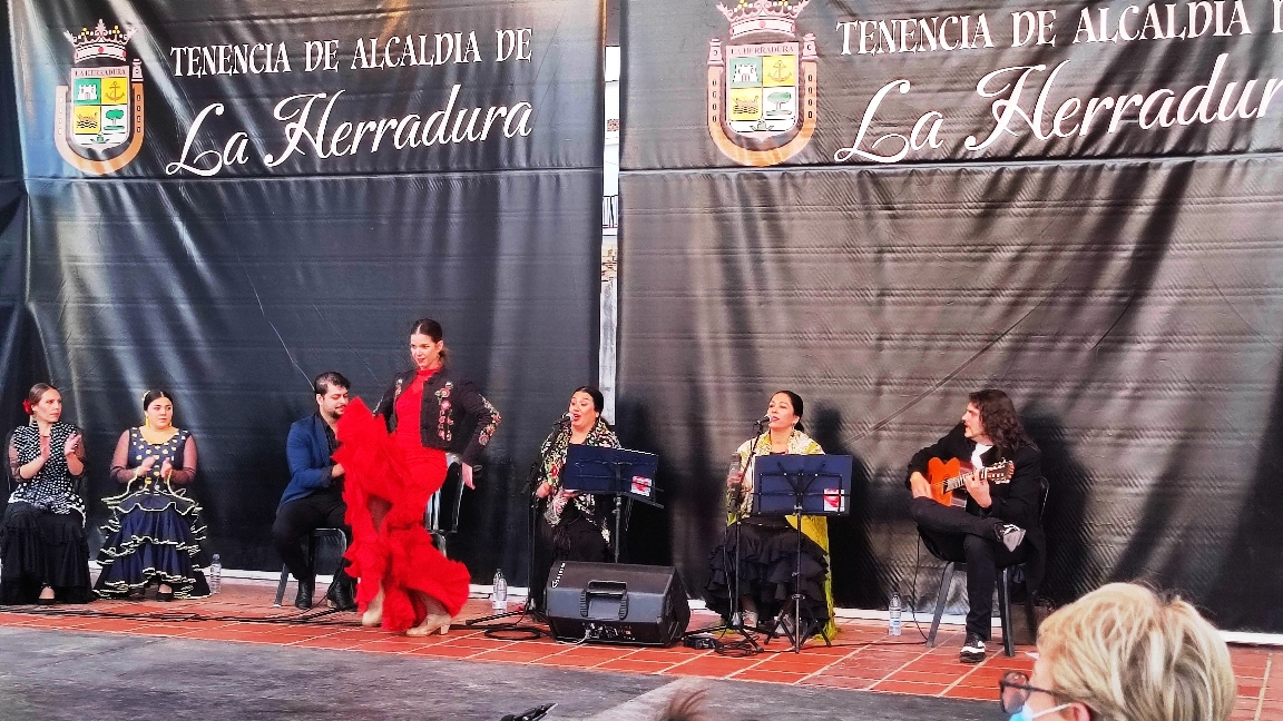 Más de medio millar de vecinos y visitantes de La Herradura y visitantes participaron en la Merienda Solidaria Pro Cabalgata